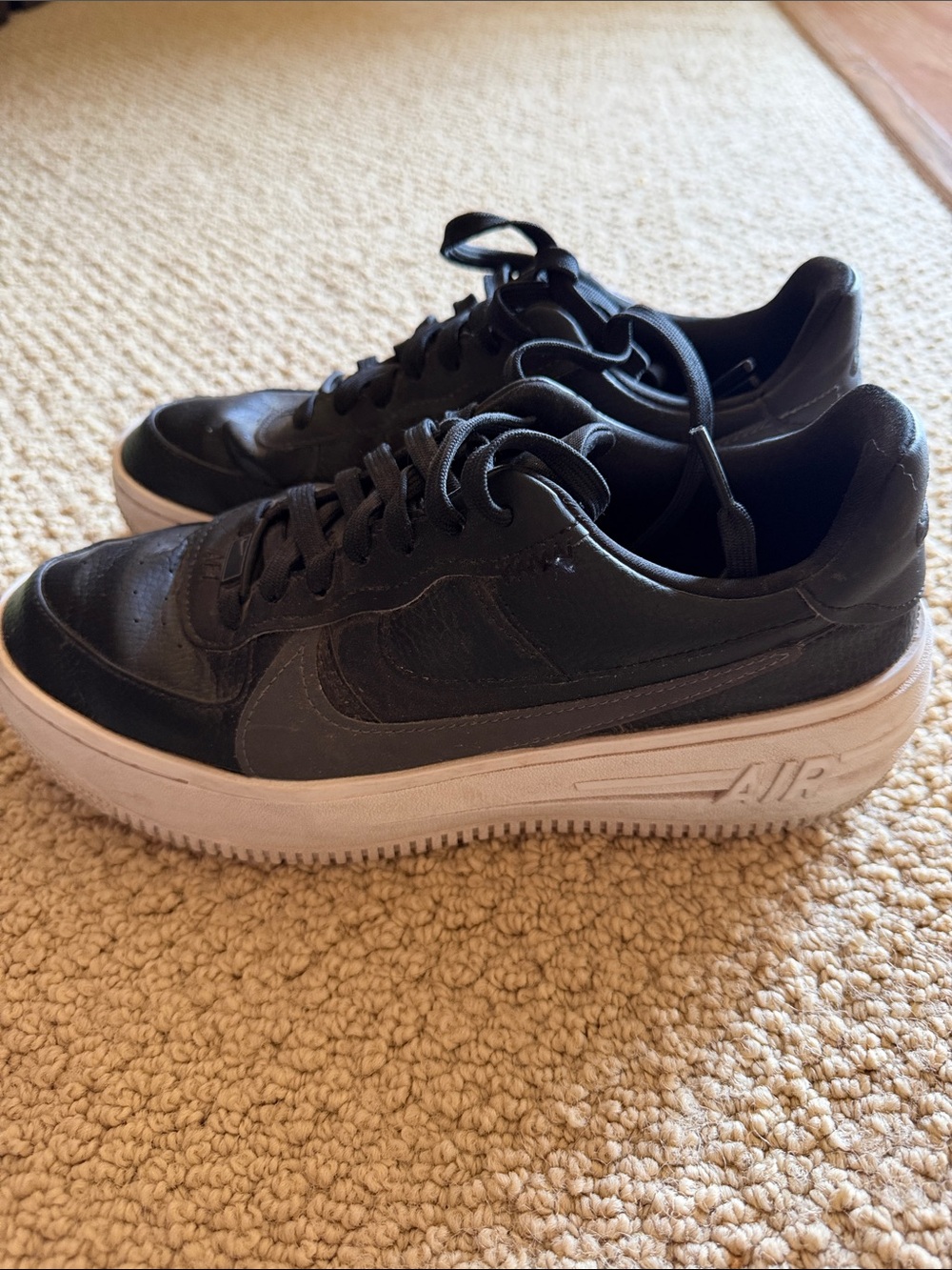 Nike Black Low-Top Sneakers with White Platform Sole - Picture 1 of 3